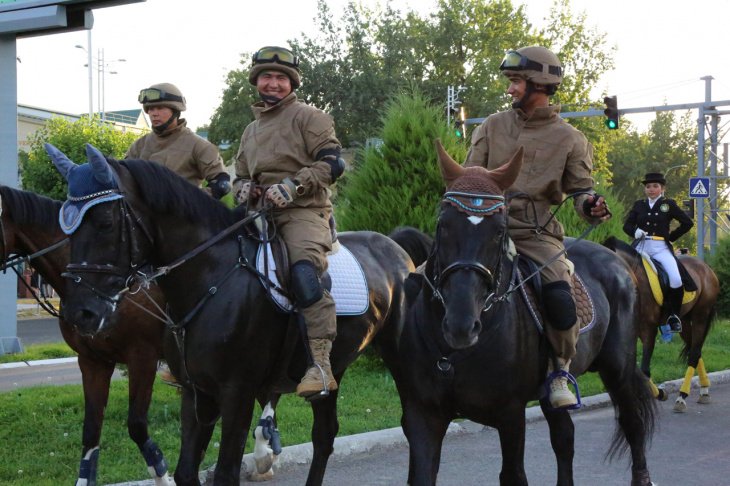В Ташкенте впервые прошел конный парад (фото) 