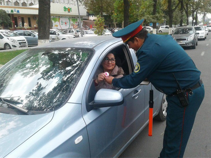 В Ташкенте инспекторы УБДД начали раздавать женщинам-водителям значки 
