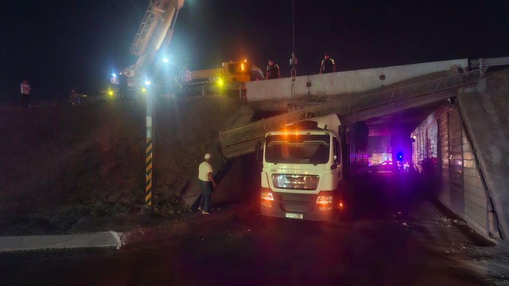 Водитель на грузовике снес часть моста в Ташкентской области