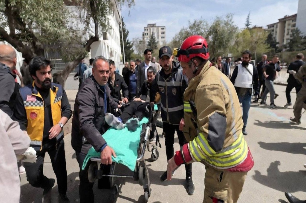 В Турции 14-летний школьник расстрелял учителя и одноклассников из отцовского оружия. Видео