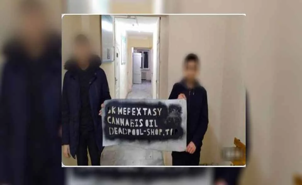 Правоохранители задержали двух молодых людей, занимавшихся распространением наркорекламы на стенах домов в Ташкенте 