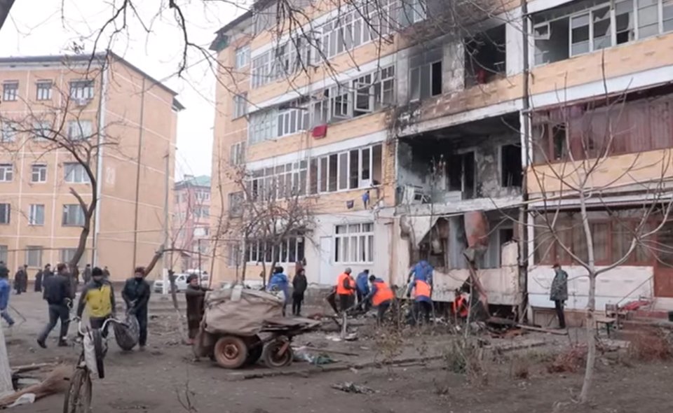 В квартире многоэтажного дома в Андижане произошел взрыв газа. Три человека госпитализированы с серьезными ожогами 