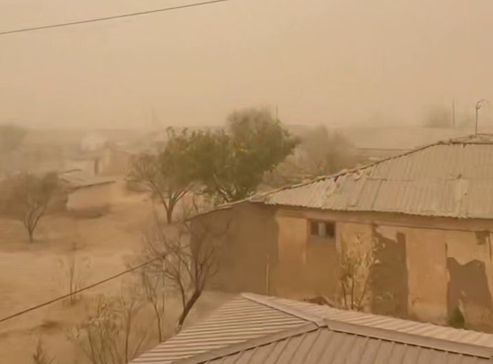 Узбекистан накрывает мощная пылевая буря. Видео    Узбекистан накрывает мощная пылевая буря. Видео