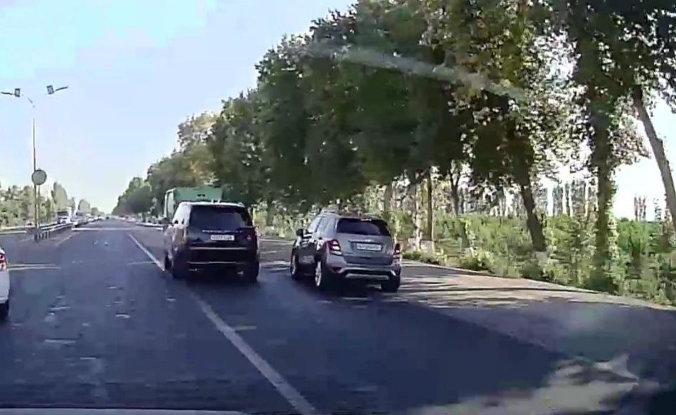 В соцсетях завирусилось видео, где водитель дорогого внедорожника "выкидывает" с трассы авто, которые вовремя не уступили ему дорогу   