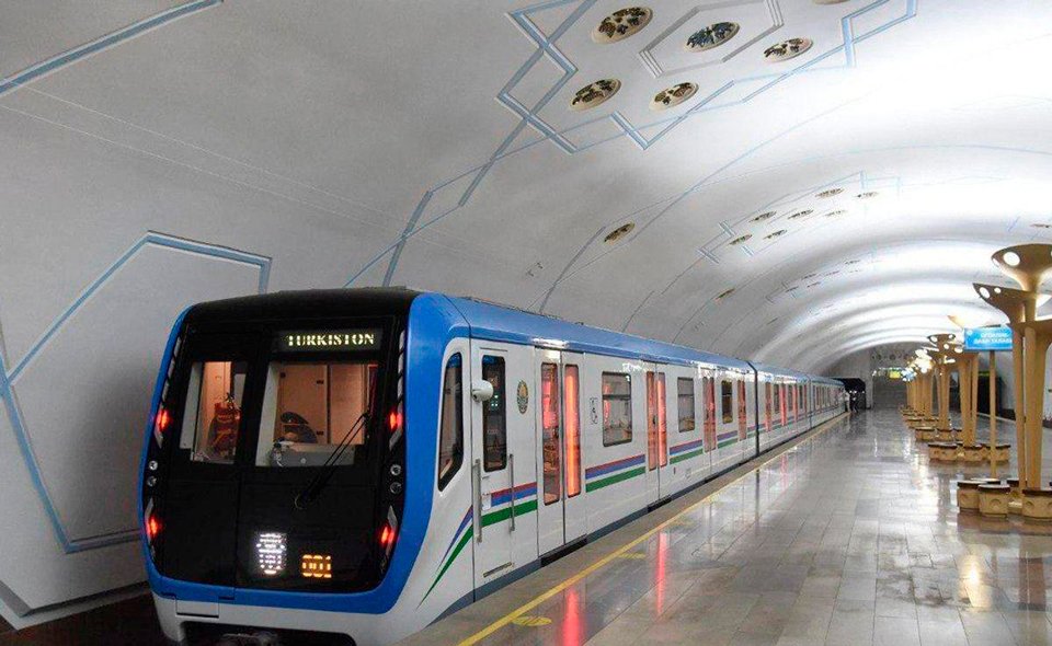 В ташкентском метро женщина бросилась на рельсы. Она находилась в состоянии аффекта