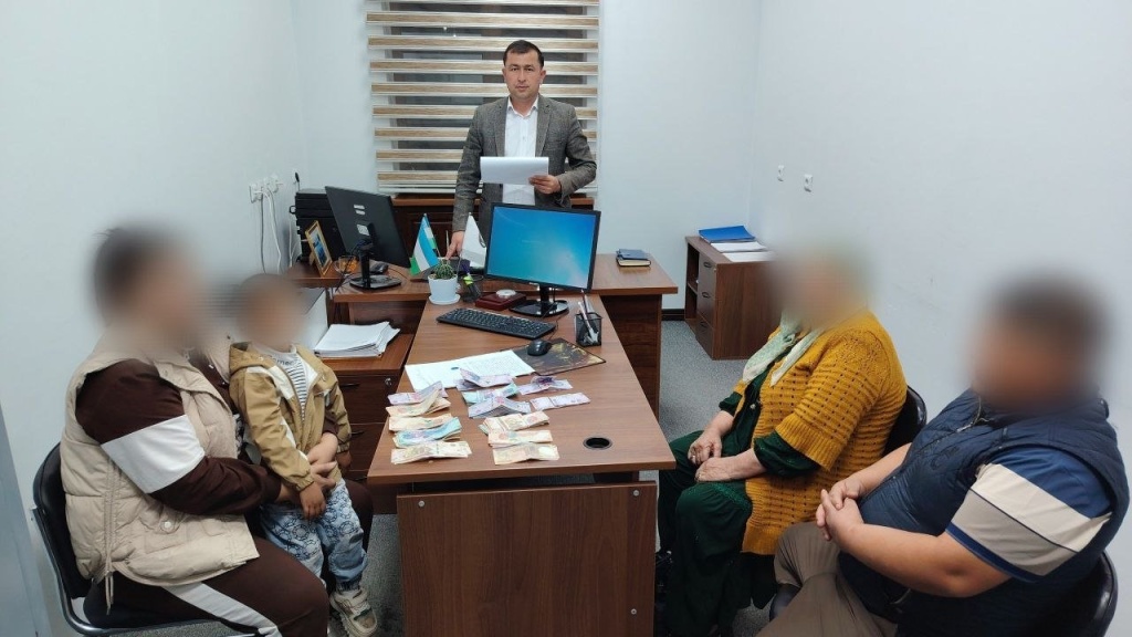 Мать за сына. В Заамине алименты бывшей снохе выплатила свекровь