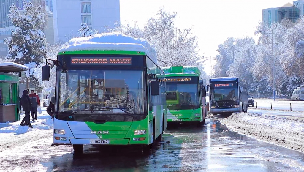 В Ташкенте снова большие проблемы с общественным транспортом. Люди мерзнут на остановках до получаса, ожидая свой автобус 