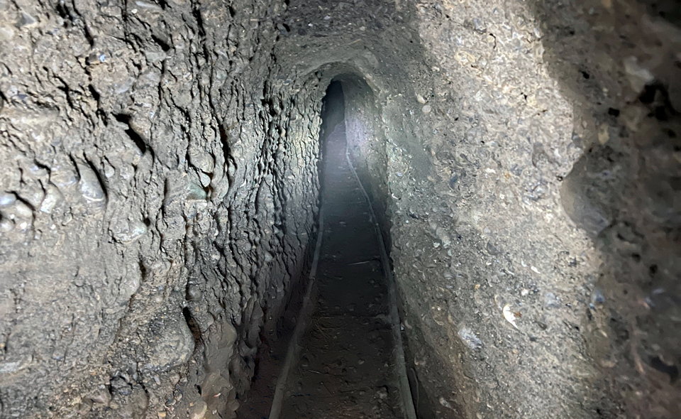 Оперативники СГБ обнаружили еще один туннель, ведущий в Кыргызстан. Его прорыли под каналом и оборудовали системой подачи кислорода