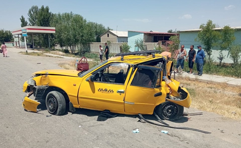 В Самаркандской области грузовик врезался в такси, пропускающее людей на пешеходном переходе. Один человек погиб  
