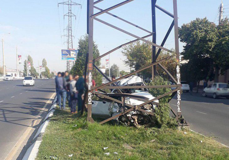 Пятнадцатилетний подросток врезался на "Матизе" в железную опору линии электропередач в Ташкенте 