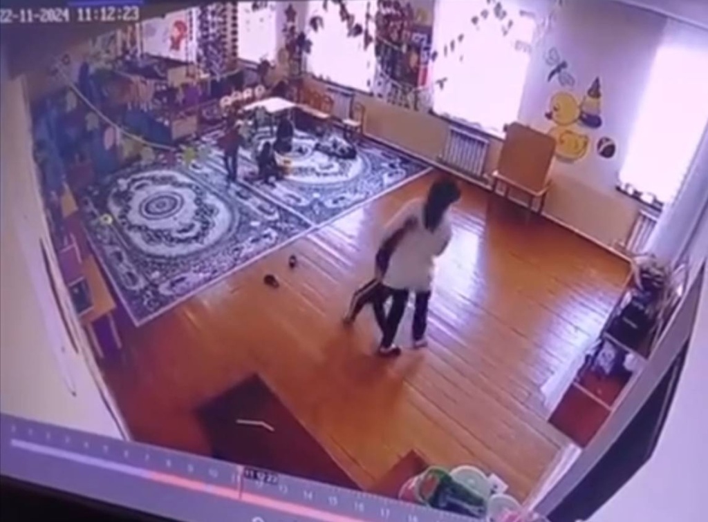 В детском саду Алмалыка воспитательница избила ребенка и получила выговор. Видео 