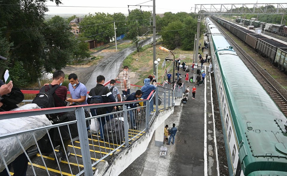 В России планируют запустить спецпоезда для мигрантов. Это позволит им добраться в РФ примерно в шесть раз дешевле, чем на самолете    