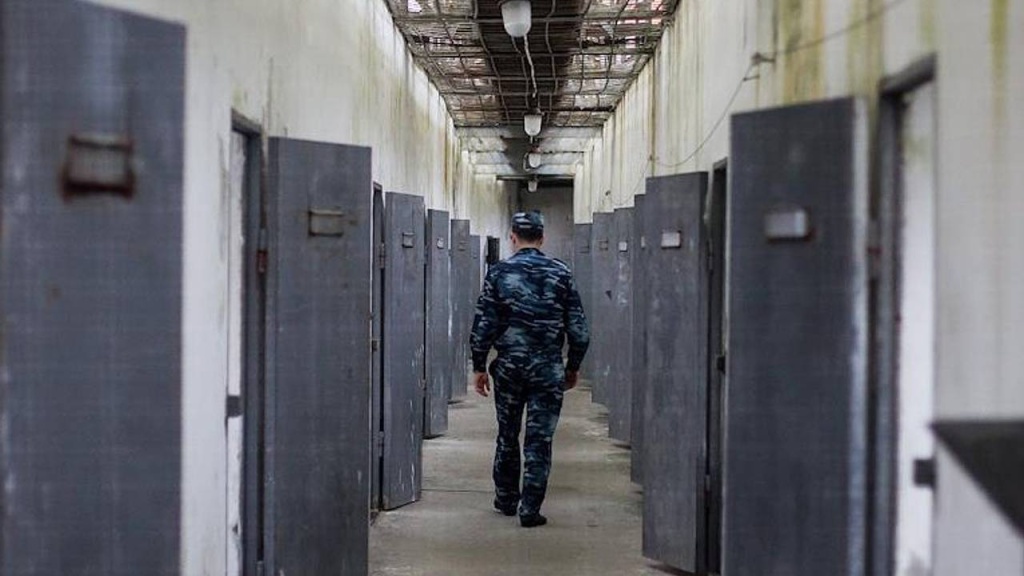 В России узбекистанца, сбежавшего из колонии, осудили на 10 лет за сопротивление полицейскому при задержании