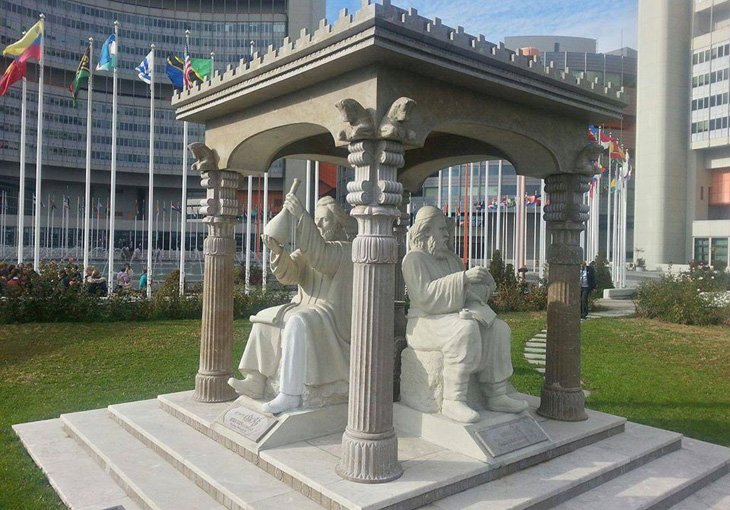 Статуи великих узбекистанцев установлены перед зданием ООН