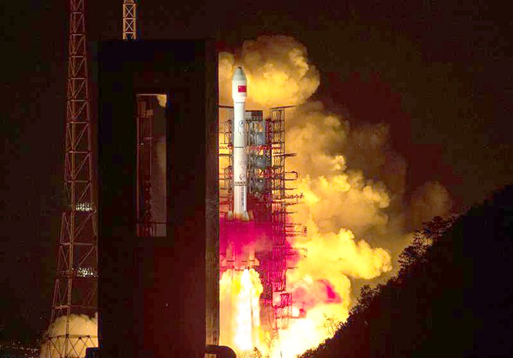 Китай запустил на орбиту спутник-ретранслятор нового поколения