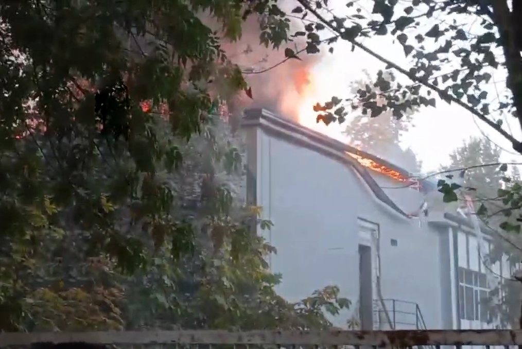 В одном из районов Ташкента загорелось здание школы. Видео