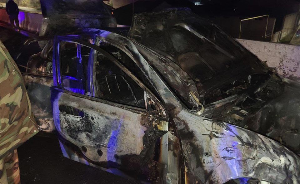 В Ташкенте практически полностью выгорела "Ласетти". Ее водитель не справился с управлением и врезался в столб. Видео  