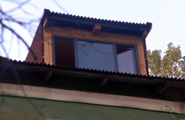 Житель Ангрена превратил чердак в продолжение квартиры и поплатился. Видео Житель Ангрена превратил чердак в продолжение квартиры и поплатился. Видео