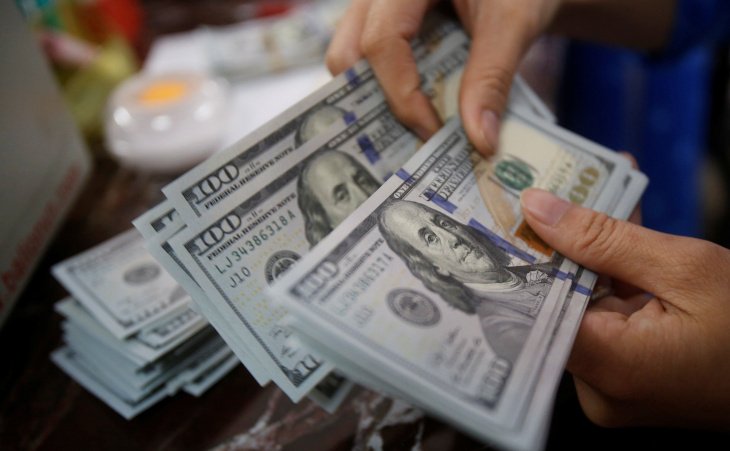Центробанк рассказал, что происходит с курсом доллара. В Узбекистане с 20 августа начали продажу наличных долларов в обменниках   