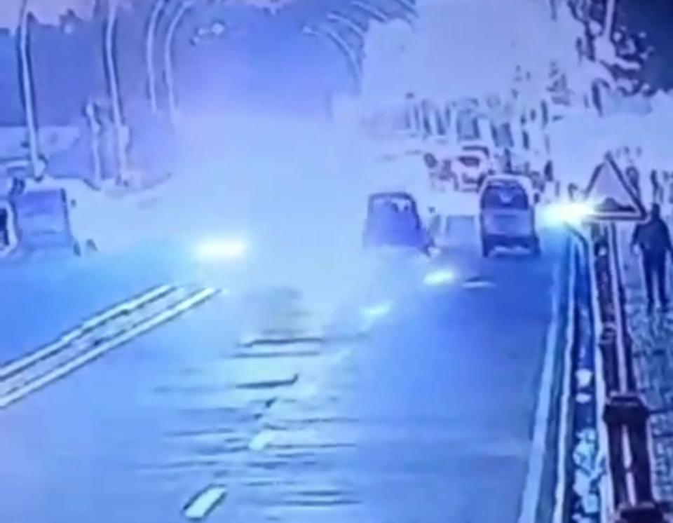 Нетрезвый водитель в Андижане сбил сотрудника ДПС и водителя другой машины. Видео