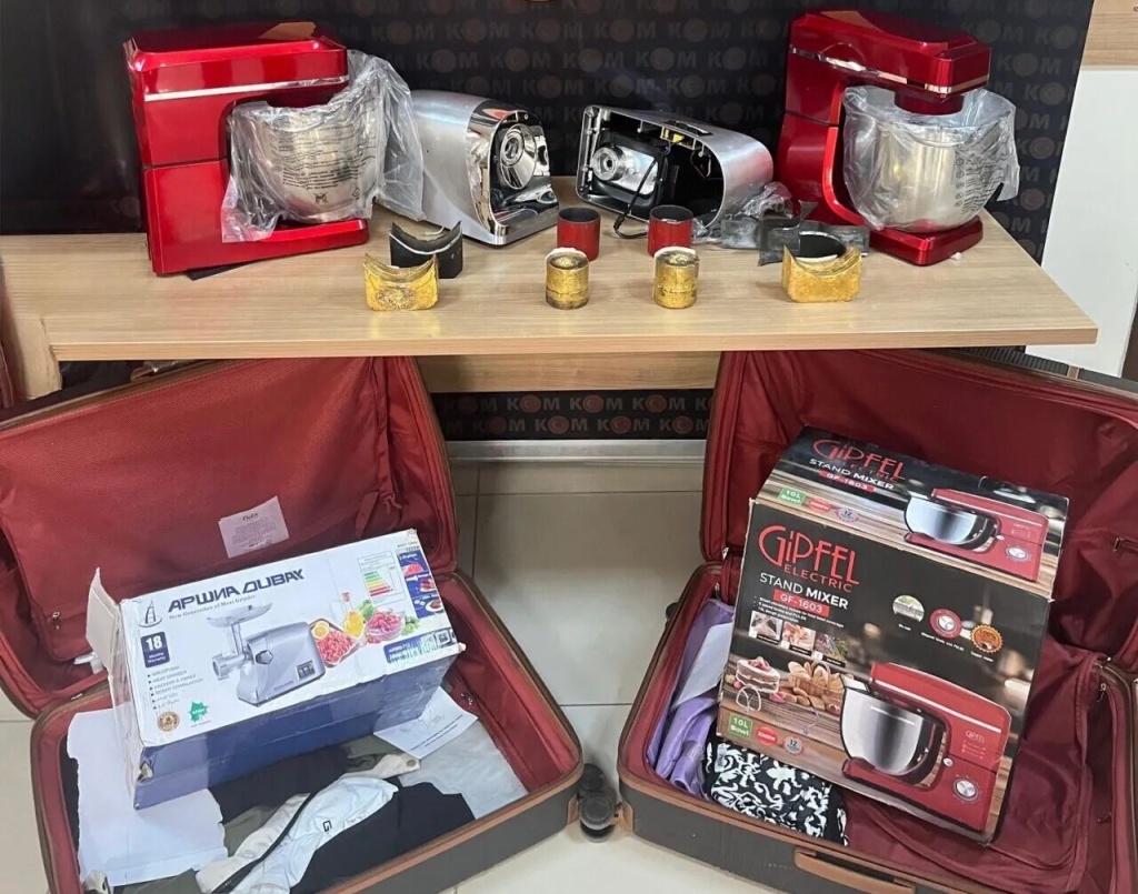 Вместо фарша. Турецкие пограничники нашли в багаже узбекистанцев 60 килограммов золота в мясорубках. Видео Вместо фарша. Турецкие пограничники нашли в багаже узбекистанцев 60 килограммов золота в мясорубках. Видео