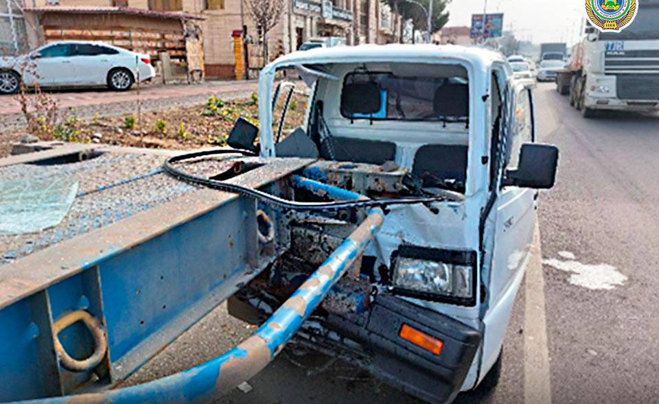 В Ташкенте произошло очередное ДТП. Микровэн "Лабо" столкнулся с грузовиком, стоящим на обочине 