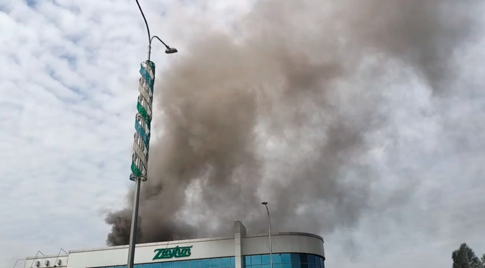 В одном из филиалов фастфуда Evos в Ташкенте произошел пожар. Видео