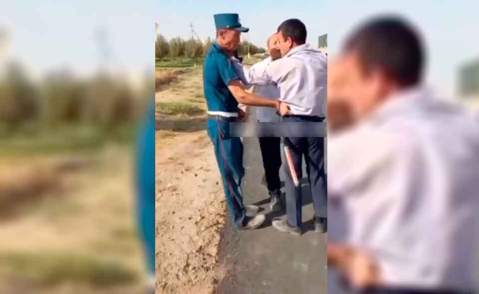 Пьяный пассажир напал на инспектора ДПС в Кашкадарье. Видео