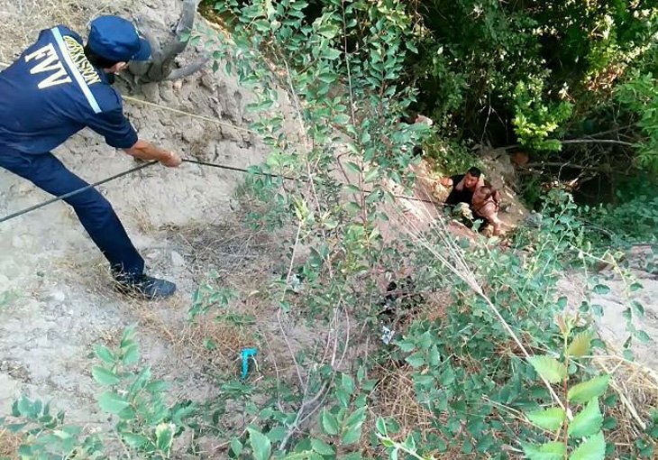 В Ташкенте спасатели вытащили мужчину, упавшего с крутого склона в канал