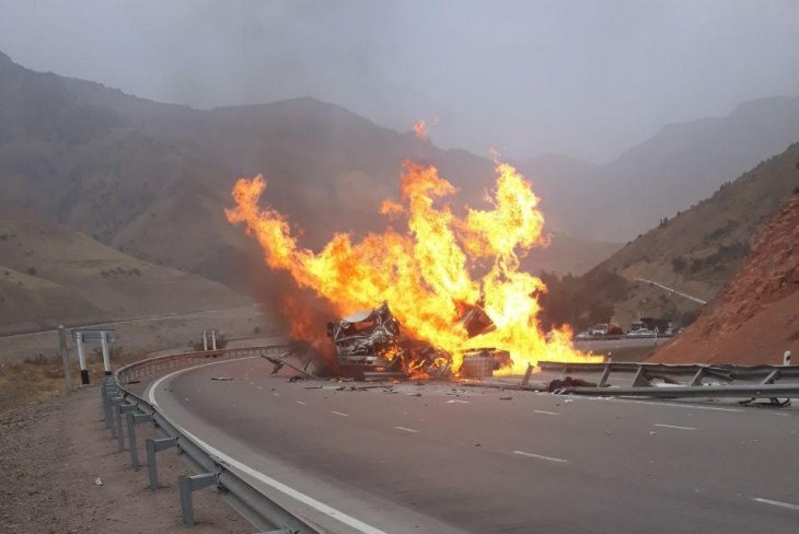 На трассе "Ташкент-Ош" сгорел грузовик: погибли водитель и пассажир