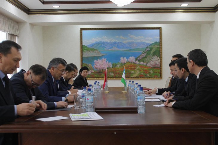 Кыргызстан предложил Узбекистану совместно поставлять сельхозтехнику на российский рынок 