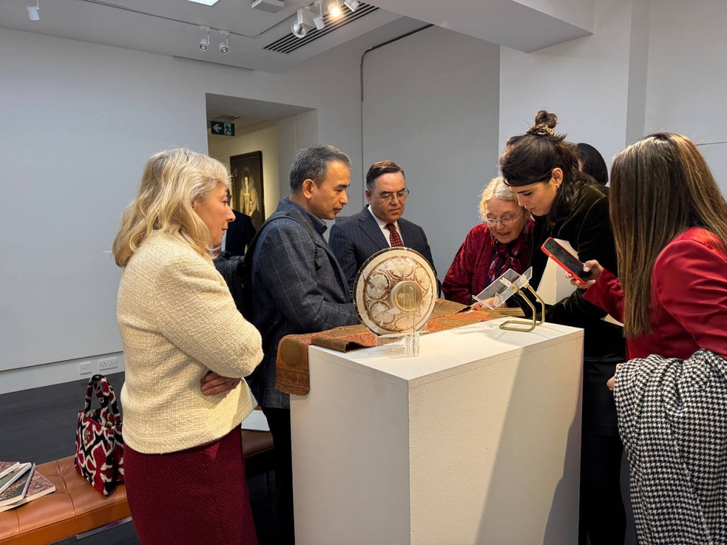 В Лондоне обнаружили уникальную рукопись "Хамсы" XVI века