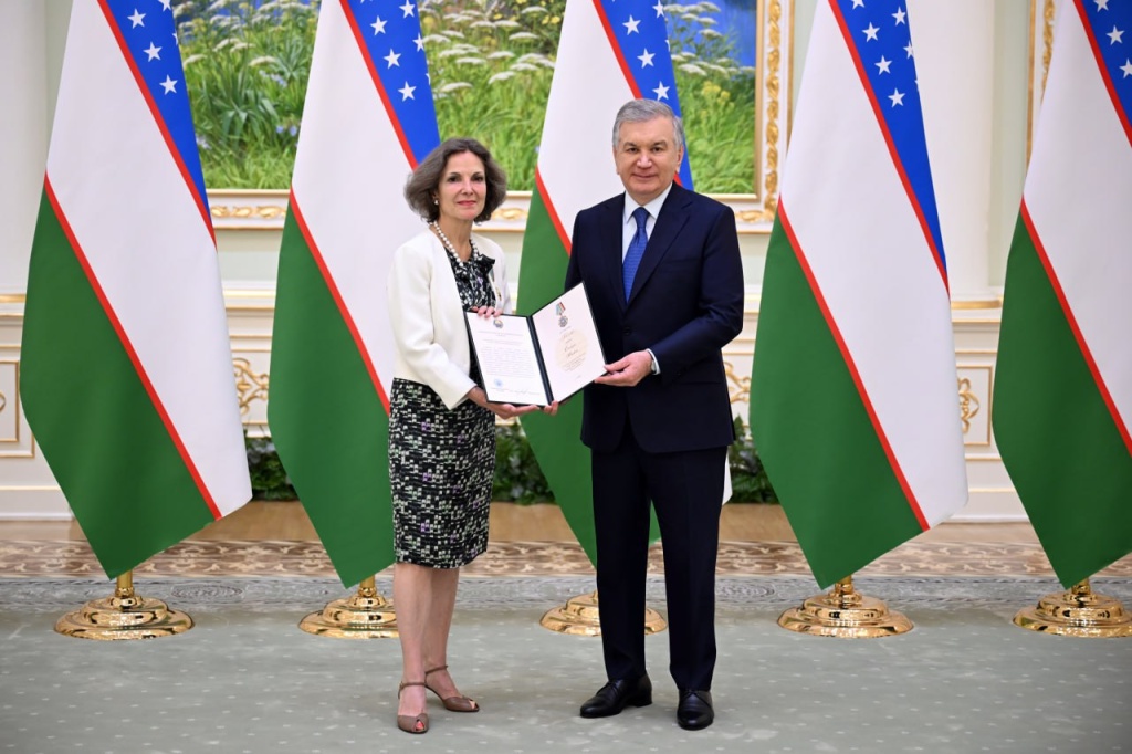 Президент Узбекистана наградил посла Франции орденом "Дустлик"