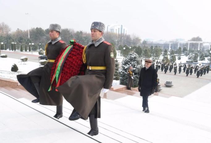 Президент Афганистана возложил цветы к монументу Независимости и гуманизма