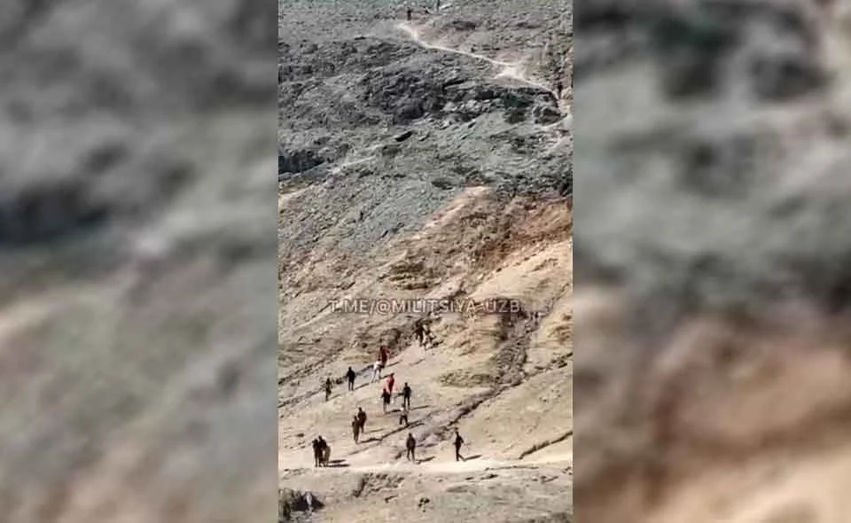 В погоне за селфи. 19-летний парень чудом остался жив, скатившись с горы в Каракалпакстане  
