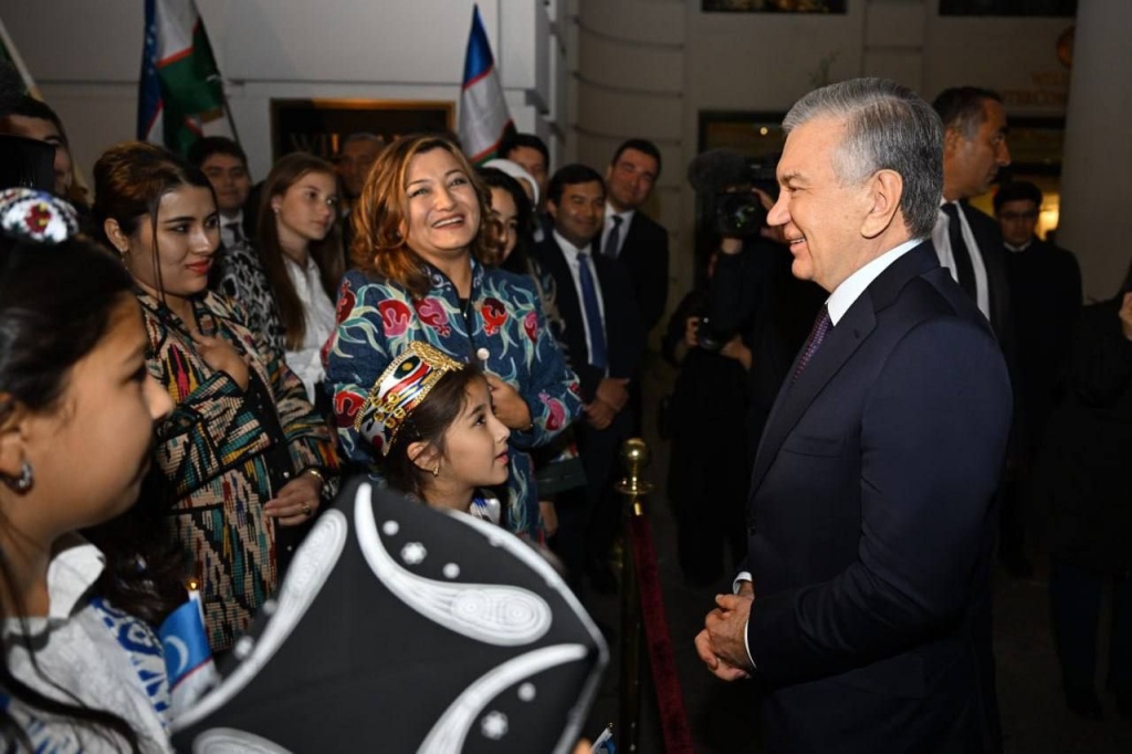 По прибытии в Вашингтон Мирзиёев встретился с соотечественниками