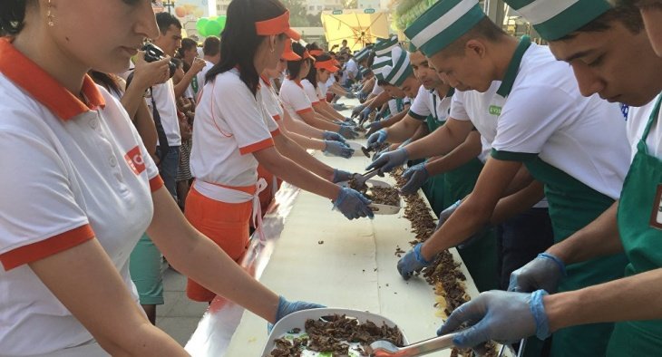 В Ташкенте приготовили гигантский лаваш