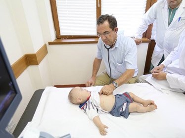 Известные французские врачи провели в Ташкенте кардиологические операции детям 