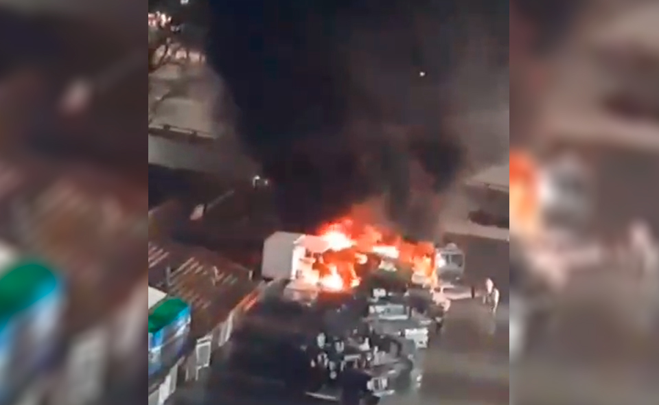 На площади возле Дворца Дружбы народов произошло возгорание специального военного автомобиля. Видео