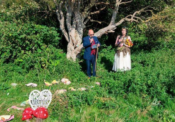 Женщина вышла замуж за дерево и собралась взять его фамилию