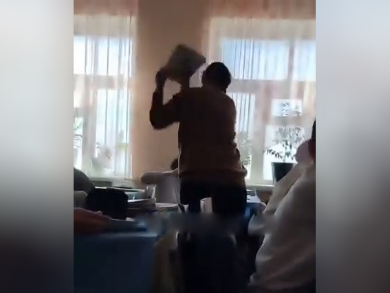 Учительницу одной из школ в Ташобласти уволили после избиения учеников книгами. Видео Учительницу одной из школ в Ташобласти уволили после избиения учеников книгами. Видео