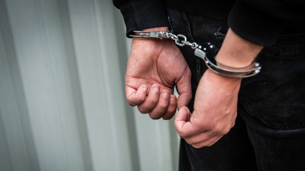 В Наманганской области задержан мужчина, представлявшийся сотрудником правоохранительных органов. Он продавал места в СГБ  