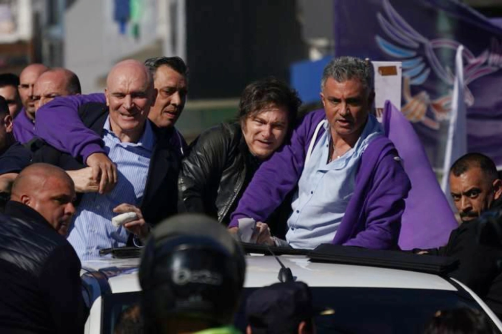 Президента Аргентины забросали камнями во время предвыборного турне. Видео 