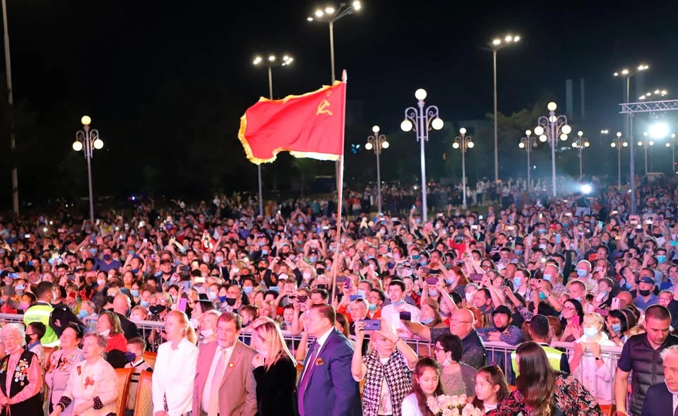 Кадыров заявил, что флаг СССР, поднятый на концерте в Ташкенте, – это флаг захватчика, окрашенный кровью   