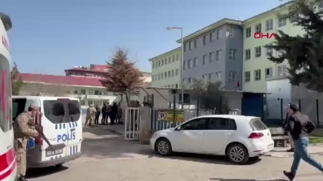 В Турции подросток открыл стрельбу в школе и взял заложников. Видео