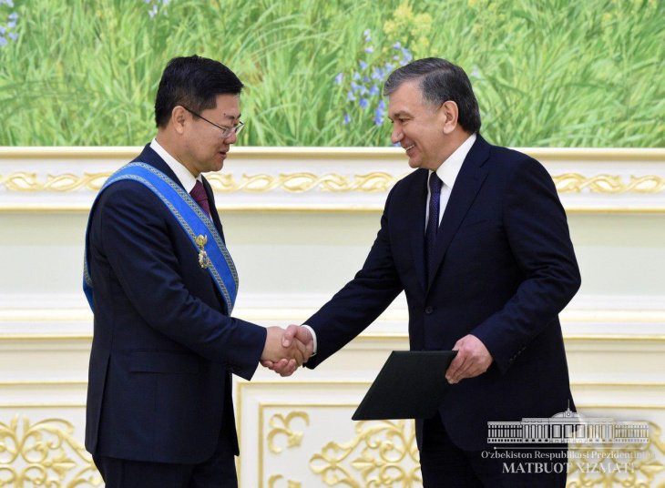 Шавкат Мирзиёев наградил посла Китая орденом «Дустлик»