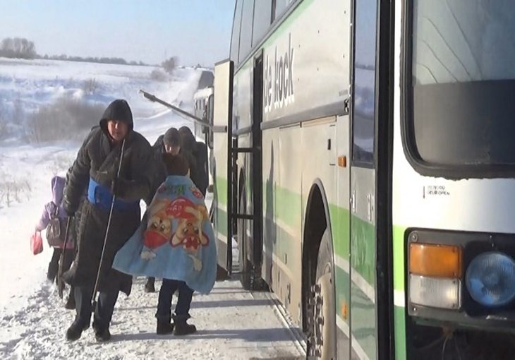 Жгли покрышки и кутались в одеяла: в Кемеровской области 48 узбекистанцев чуть не замерзли в автобусе  