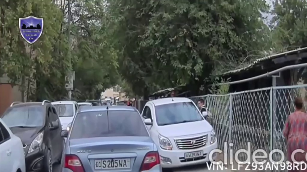 В Самарканде наказали водителя, который сгонял с тротуара пешеходов в попытке объехать пробку. Видео