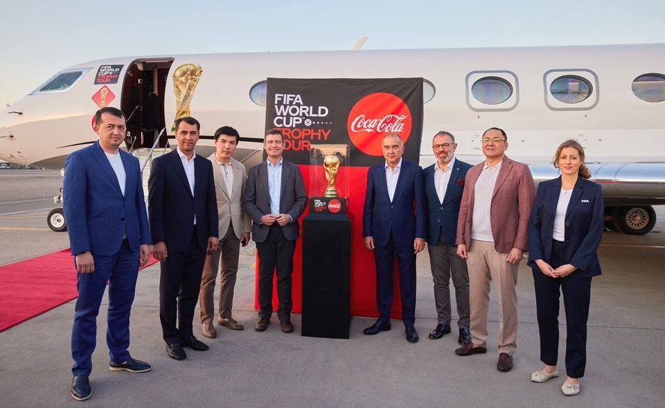 Кристиан Карамбё и Карлес Пуйоль представили в Ташкенте оригинальный кубок Чемпионата мира по футболу FIFA