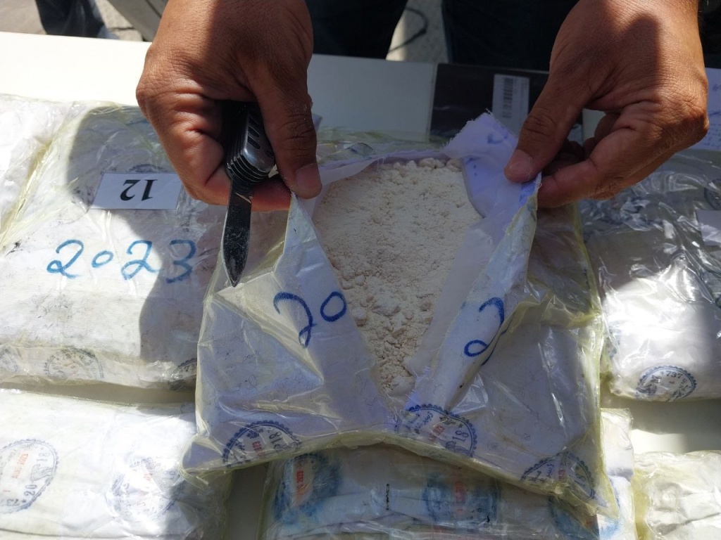 Узбекские таможенники обнаружили "посылку" с почти 70 кг наркотиков, которые пытались ввезти из Таджикистана. Видео   